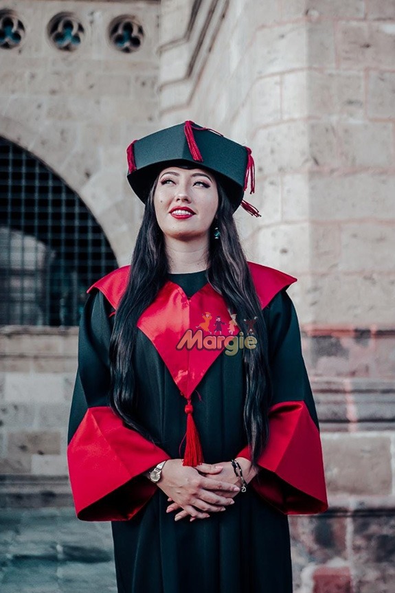 Toga de doctorado negra y roja para ceremonia academica