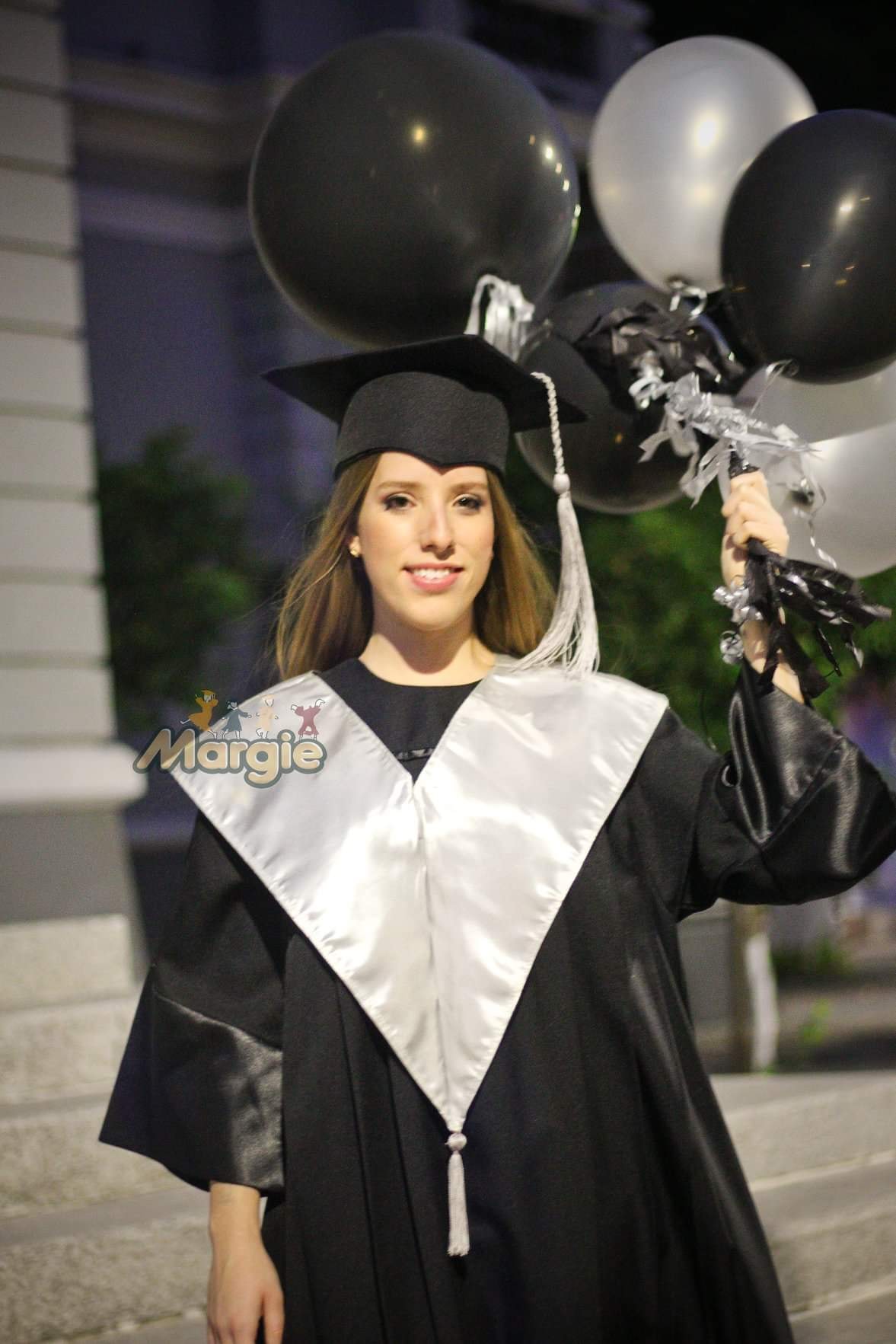Toga negra para graduacion universitaria