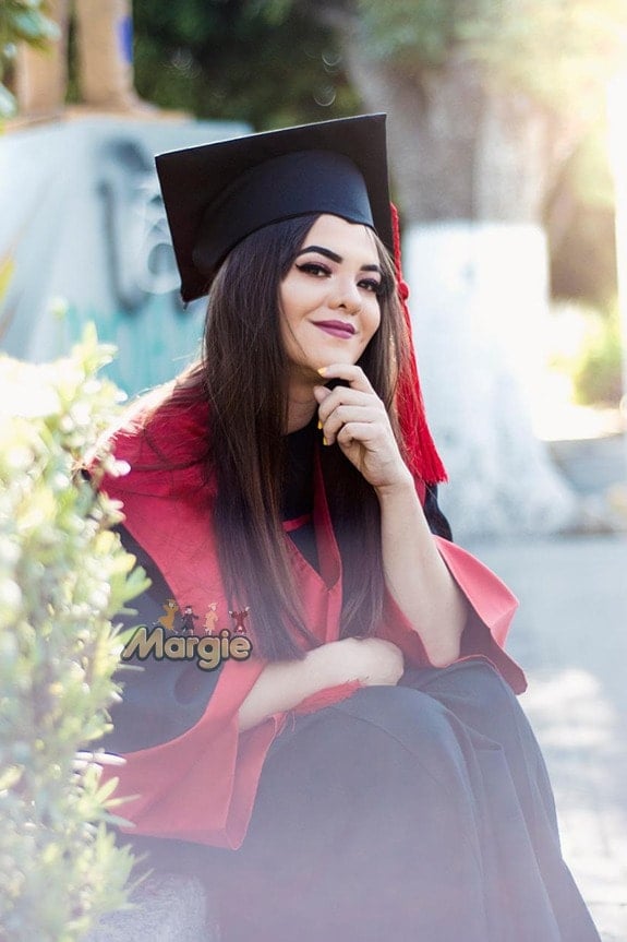 Graduada con birrete para sesion fotografica universitaria