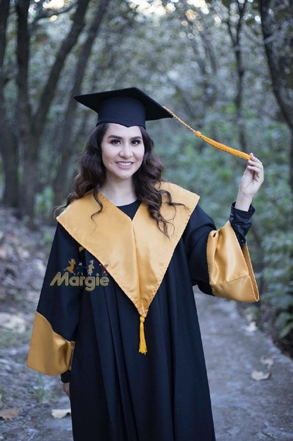 Toga negra para graduacion de universidad