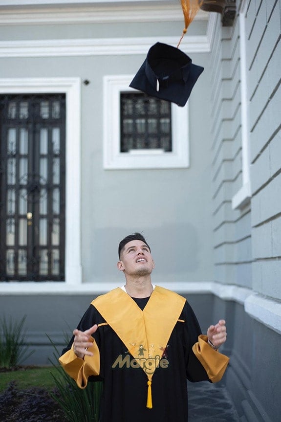 Sesion de graduacion con toga y birrete