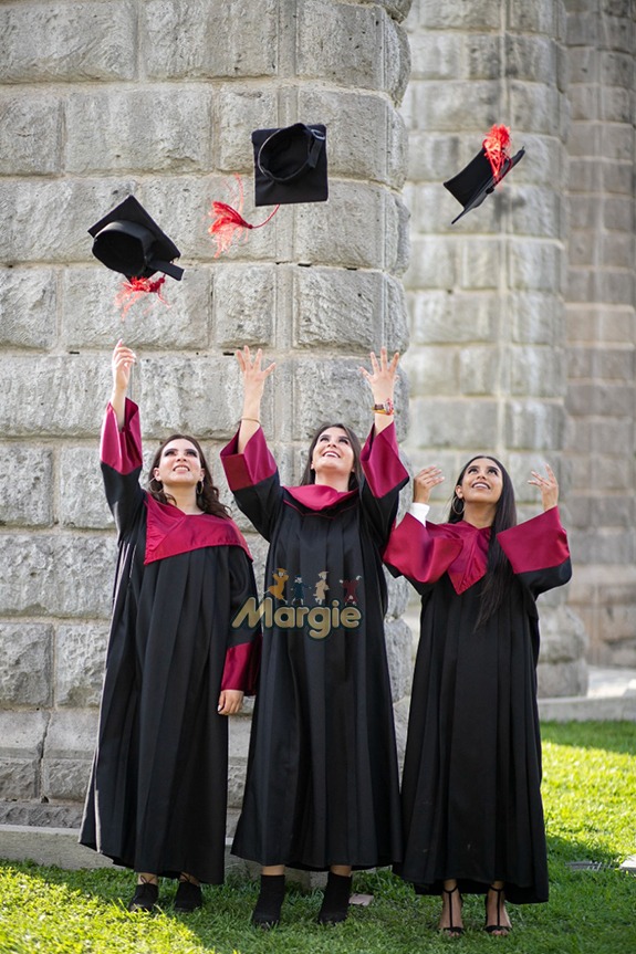Graduada con toga negra en exterior