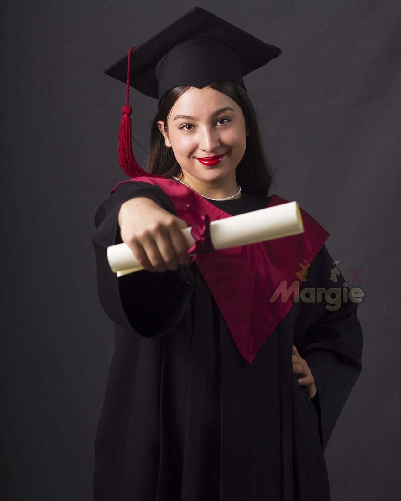 Toga universitaria para fotos de graduacion