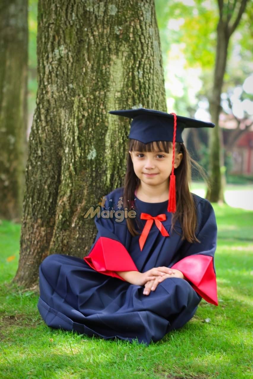 Nina con toga y birrete de preescolar en Guadalajara