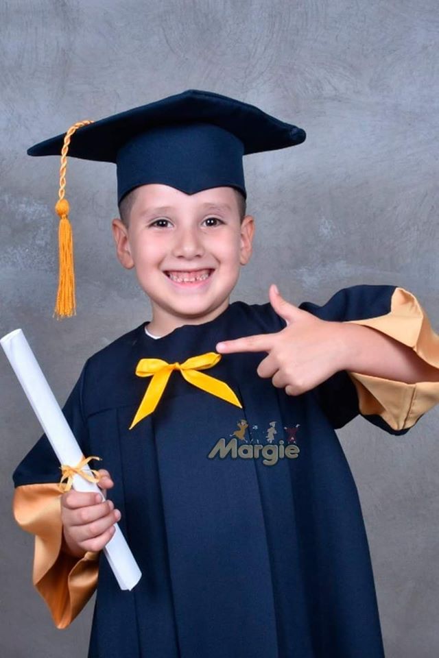 Toga infantil de preescolar con birrete para ceremonia escolar