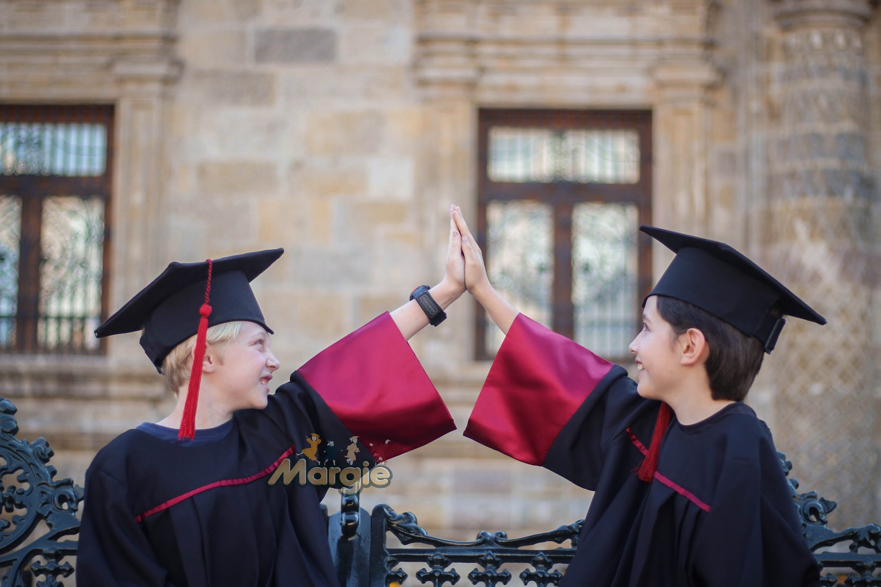 Paquete de toga y birrete para graduacion escolar